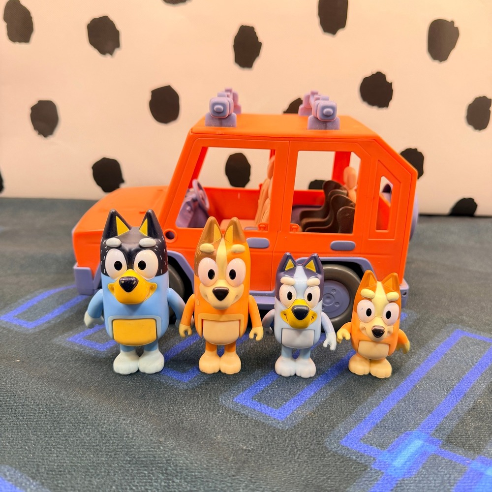 Bluey Heeler 4WD Family Cruiser Vehicle Kids Orange SUV Toy Car with 4 Figures